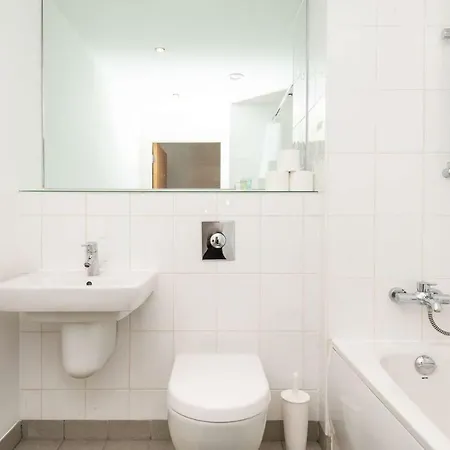 Stunning 2br Waterside Close To Station Leeds (West Yorkshire)