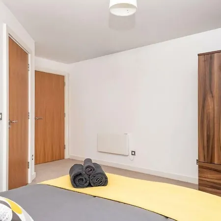Stunning 2br Waterside Close To Station