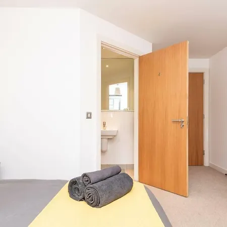 Stunning 2br Waterside Close To Station