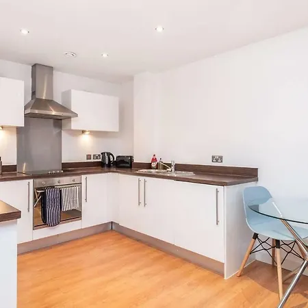 Stunning 2br Waterside Close To Station *