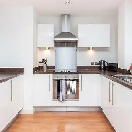 Stunning 2br Waterside Close To Station Apartment *