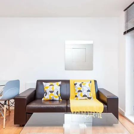 Stunning 2br Waterside Close To Station