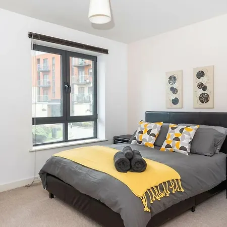 Stunning 2br Waterside Close To Station Apartment Leeds (West Yorkshire)