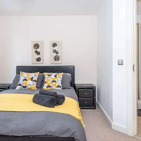 Stunning 2br Waterside Close To Station Apartment Leeds (West Yorkshire)