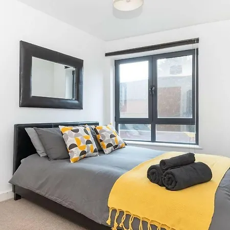 Stunning 2br Waterside Close To Station Apartment Leeds (West Yorkshire)